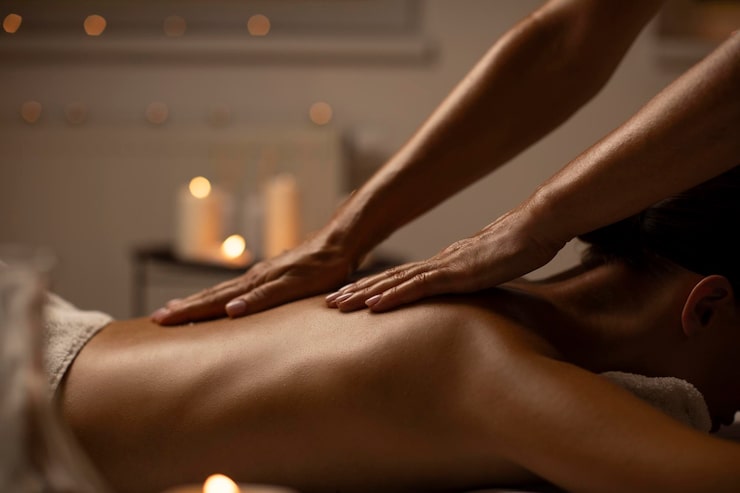 jeune-femme-detendue-allongee-face-vers-bas-appreciant-massage-professionnel-du-dos-dans-cadre-spa-serein_726520-1159